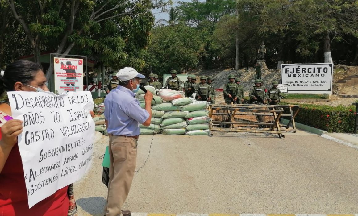 Protestan en cuartel militar de Atoyac por víctimas de Guerra Sucia