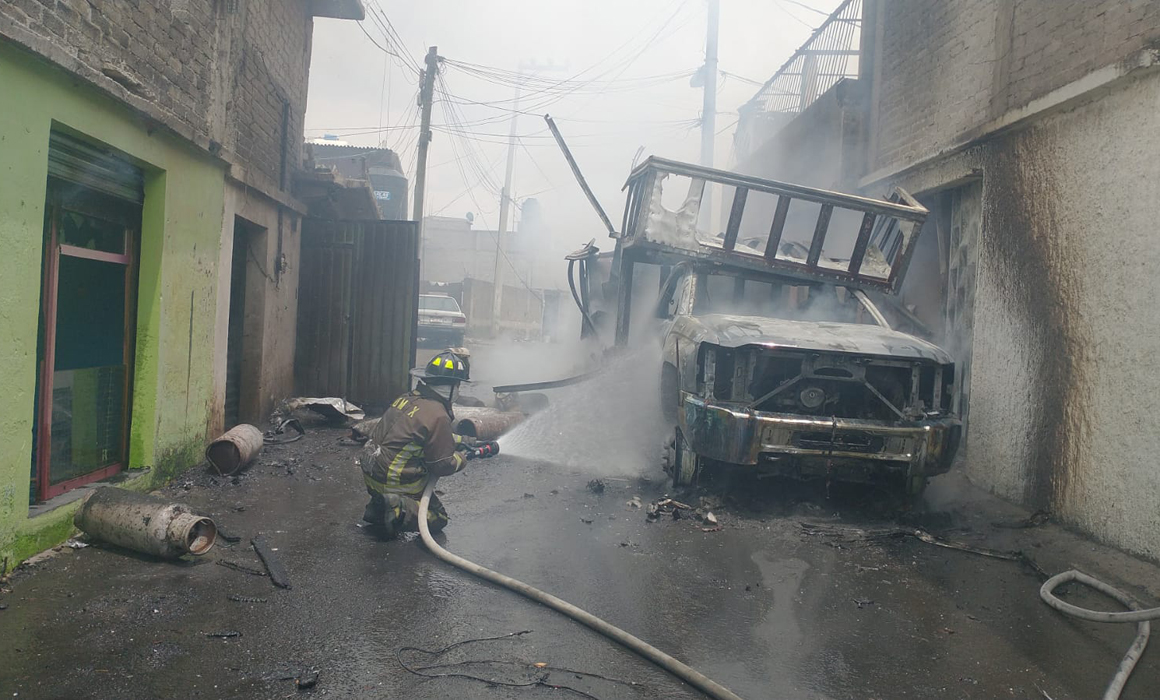 Evacuan a 200 personas por incendio de camión repartidor de gas