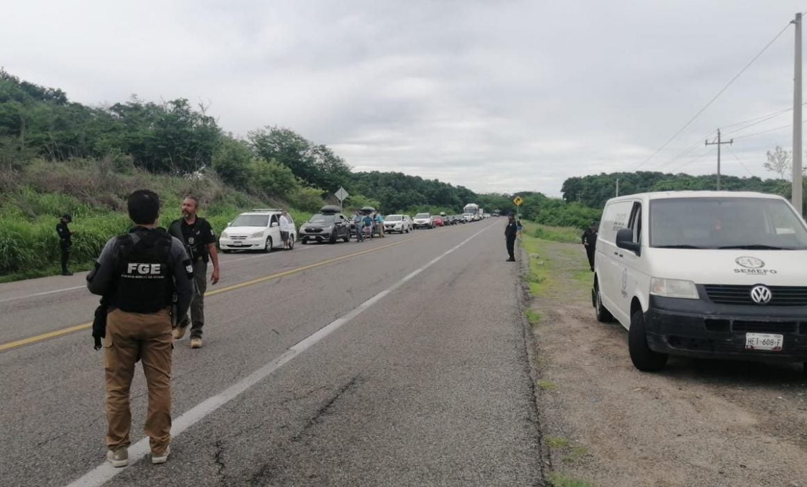 Dejan cuerpo encajuelado sobre carretera Lázaro Cárdenas Zihuatanejo