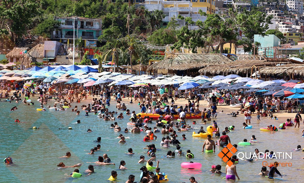 Turistas Abarrotan Playas De Acapulco En El Ltimo D A De