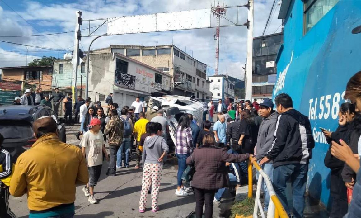 Camión se queda sin frenos y choca contra combi en Huixquilucan Edomex