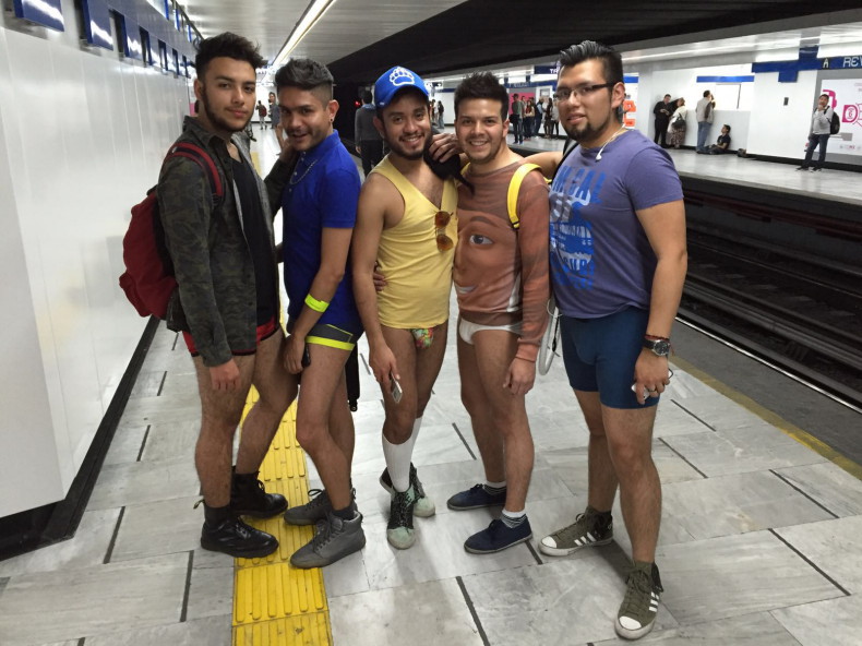 FlashMob México desborda el metro sin pantalón y falda