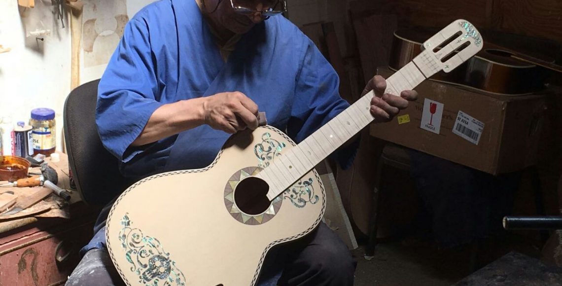 Tomó a laudero michoacano 9 meses crear la guitarra de Miguel para Coco