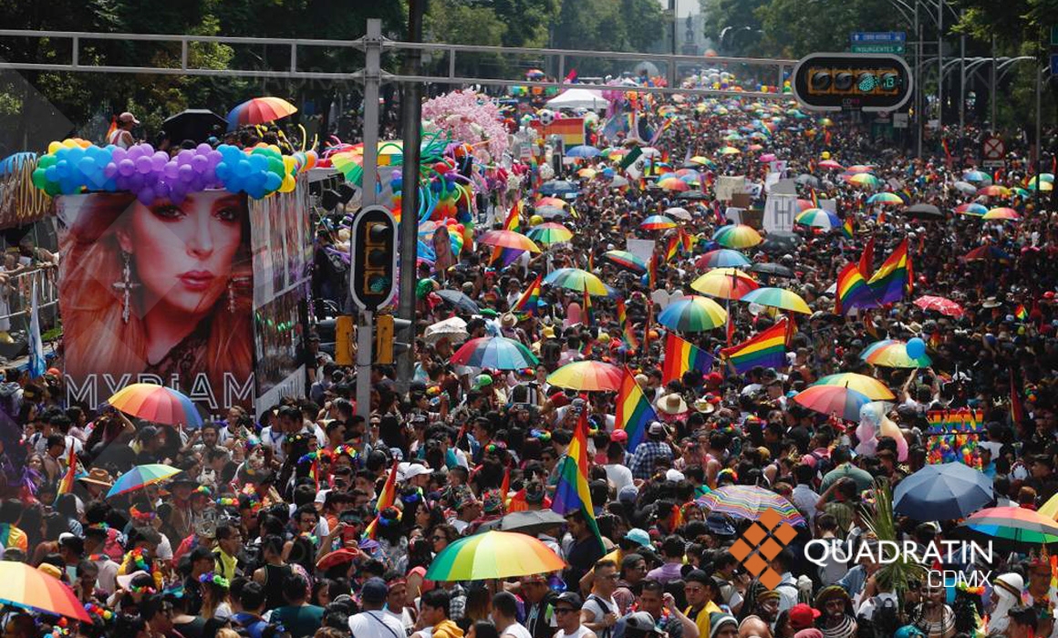 Resiste marcha LGBTTTI 41 años en CDMX; avanza rumbo al Zócalo