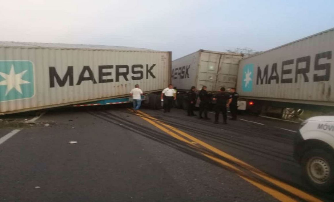 Choque de 4 tractocamiones deja un muerto y 3 lesionados en la Siglo 21 ...