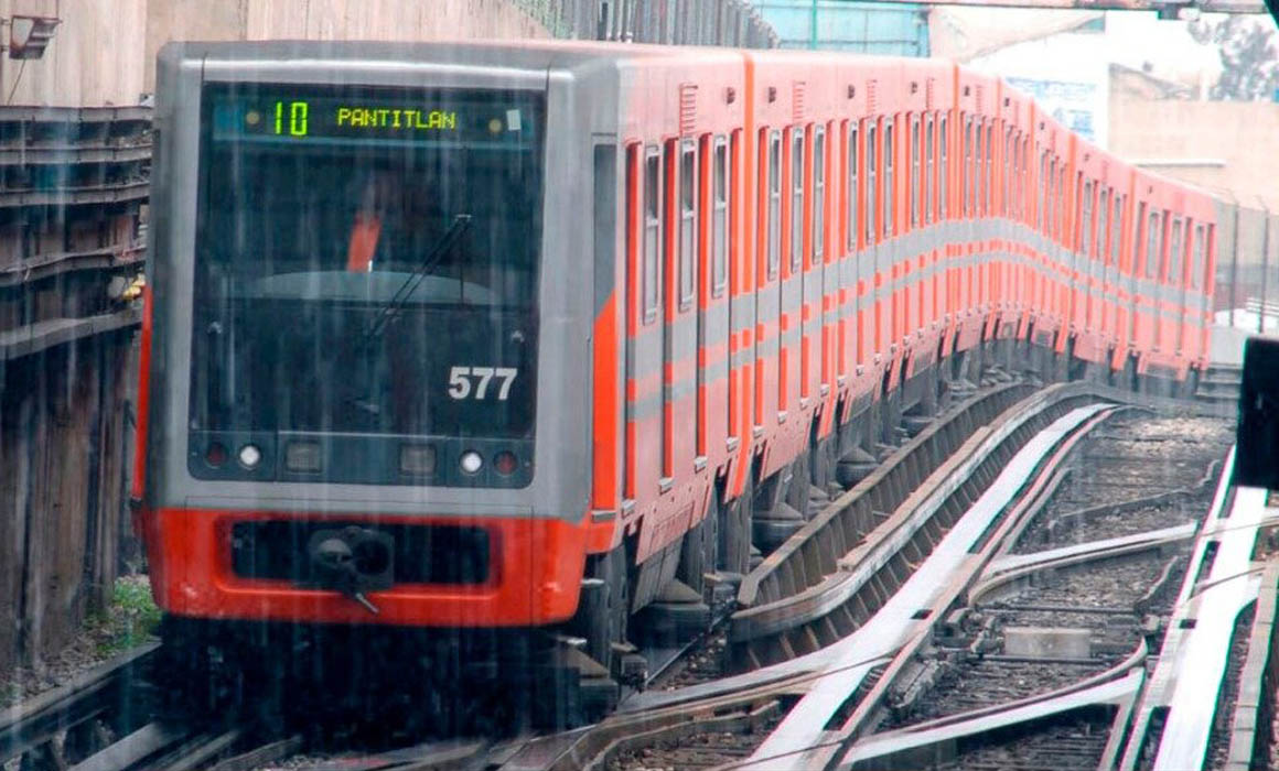 Se le cae objeto a vías del Metro y baja a recuperarlo ...