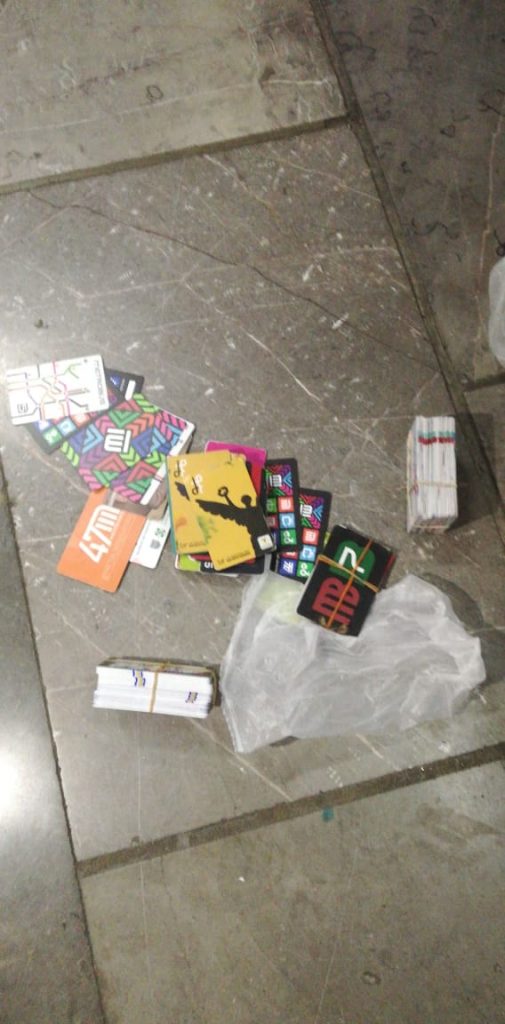 Detienen con 120 plásticos a presunto revendedor de tarjetas del Metro