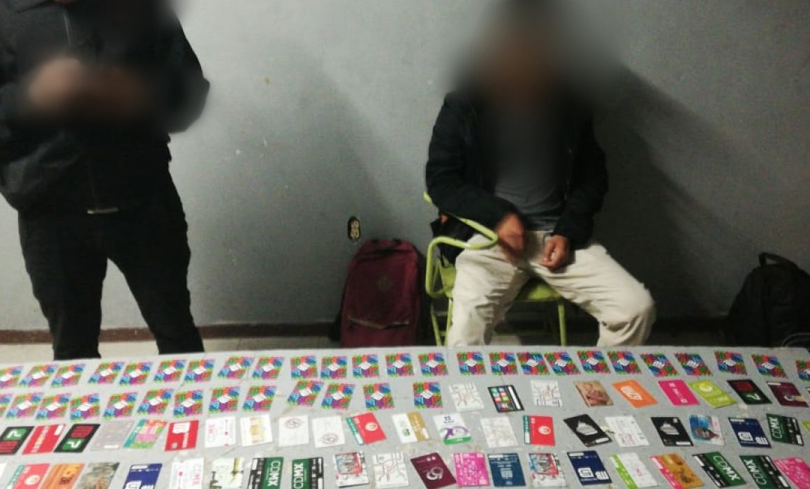 Detienen con 120 plásticos a presunto revendedor de tarjetas del Metro