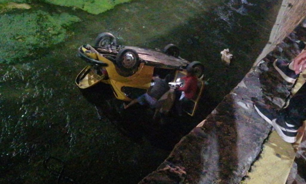 Cae conductor al río Huacapa y PC pifia en rescate