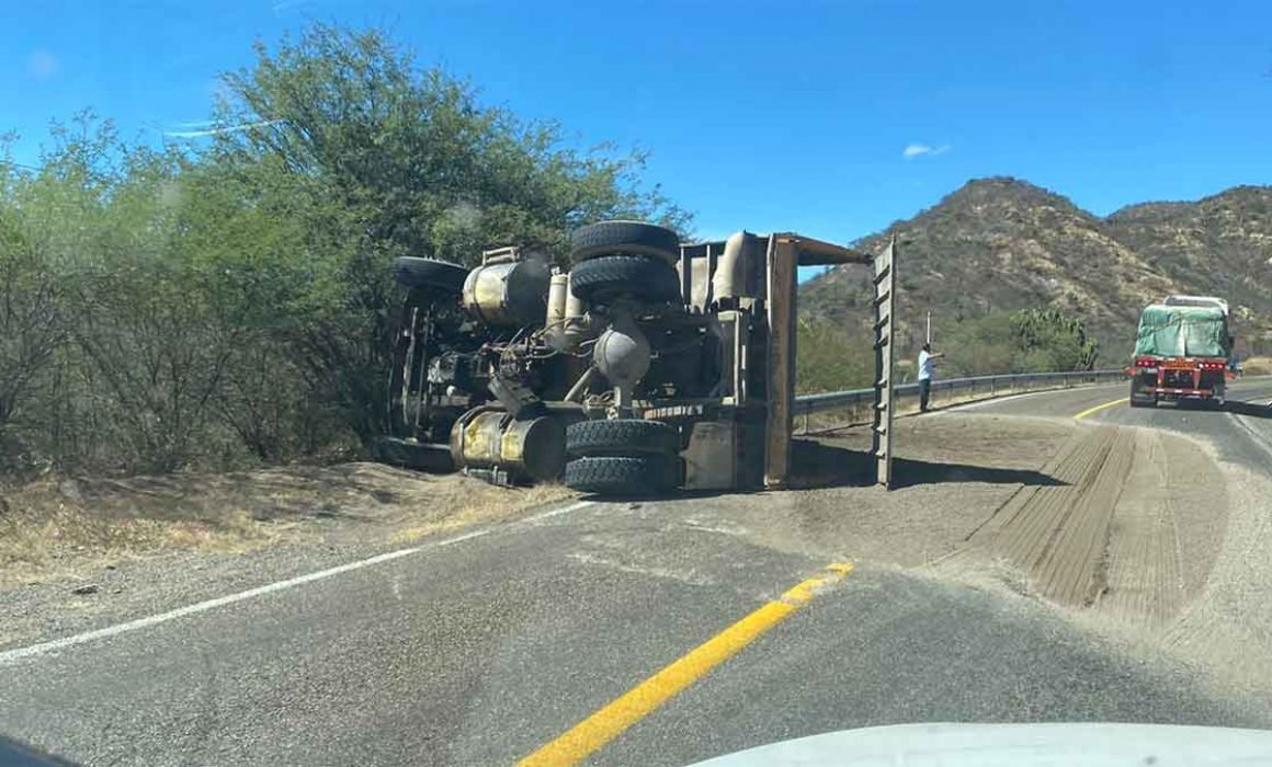 Conductor De Cami N Muere Al Volcar En Oaxaca