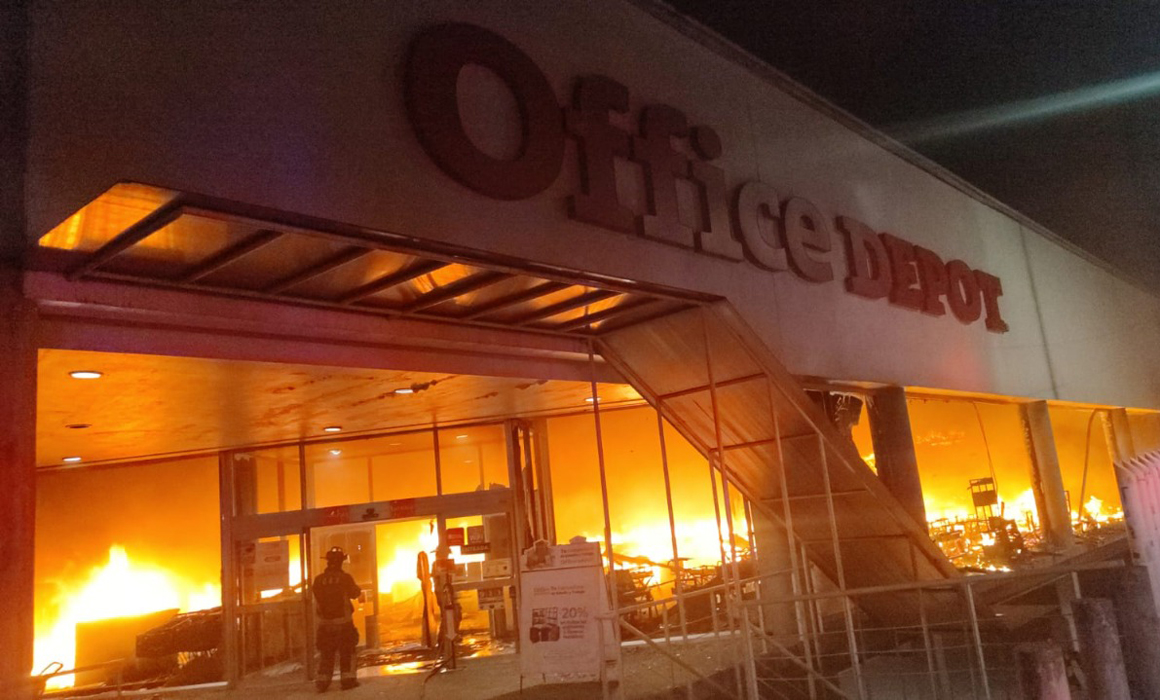 Evacuan a 100 personas por incendio de Office Depot