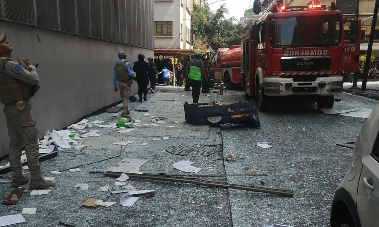 Por explosión en edificio atienden a 7 personas; 2, trasladadas
