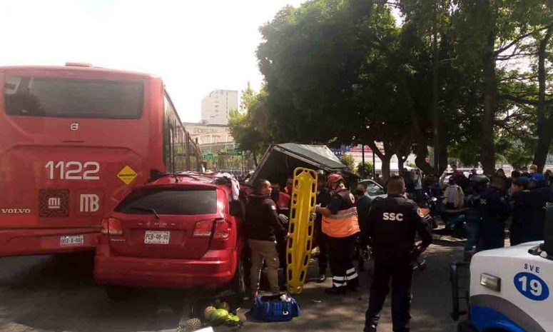 Choque múltiple entre Metrobús y 8 autos deja 6 heridos en Buenavista