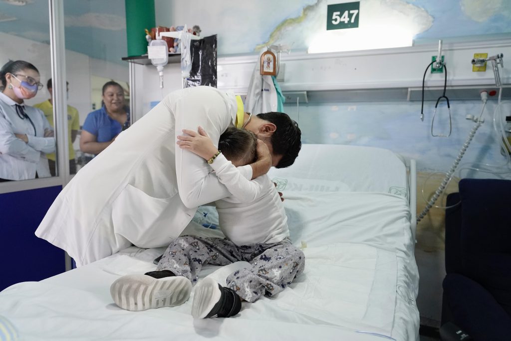 Abrazo fraternal entre el futbolista del América y el niño Braulio. Foto: IMSS