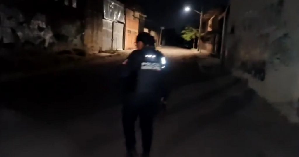 Una mujer policía amedrentó a los comunicadores. Foto: Redes Sociales