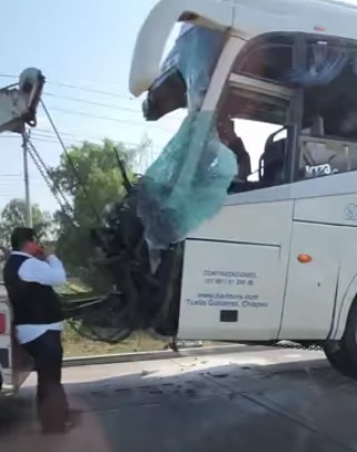 Así quedó el camión de pasajeros. Foto: Redes Sociales