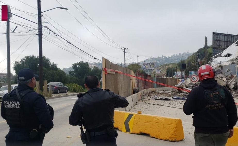 Colapsa el segundo edificio que estaba en riesgo. Foto: Protección Civil de Tijuana