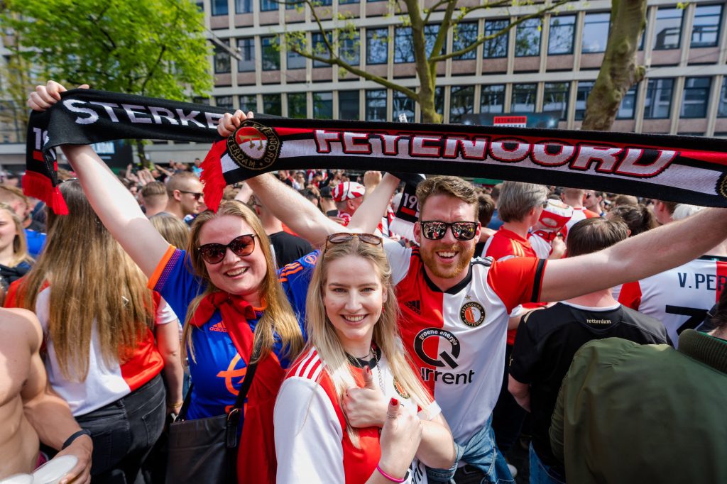 Afición de Rotterdam festeja. Foto: Twitter Feyenoord