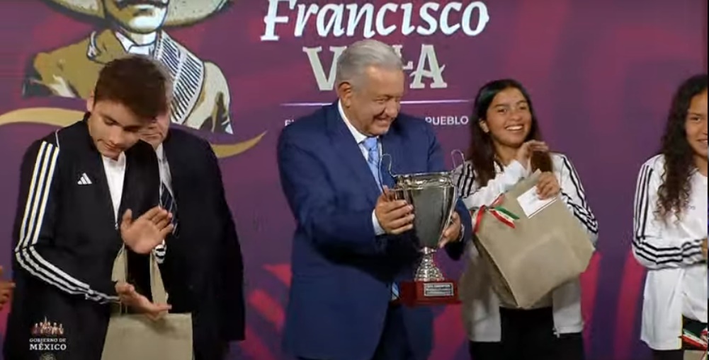 El presidente Andrés Manuel López Obrador con la copa.