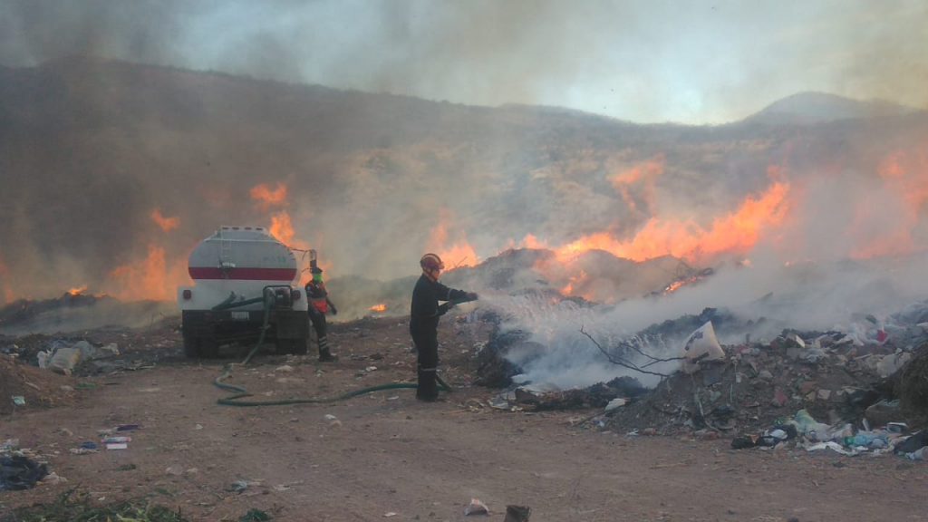 Permanece activo el incendio en el basurero de Guanajuato.