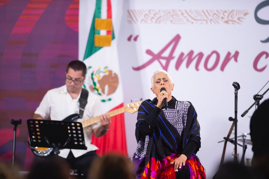 Que Vivan Las Mujeres, uno de los temas más emotivos.