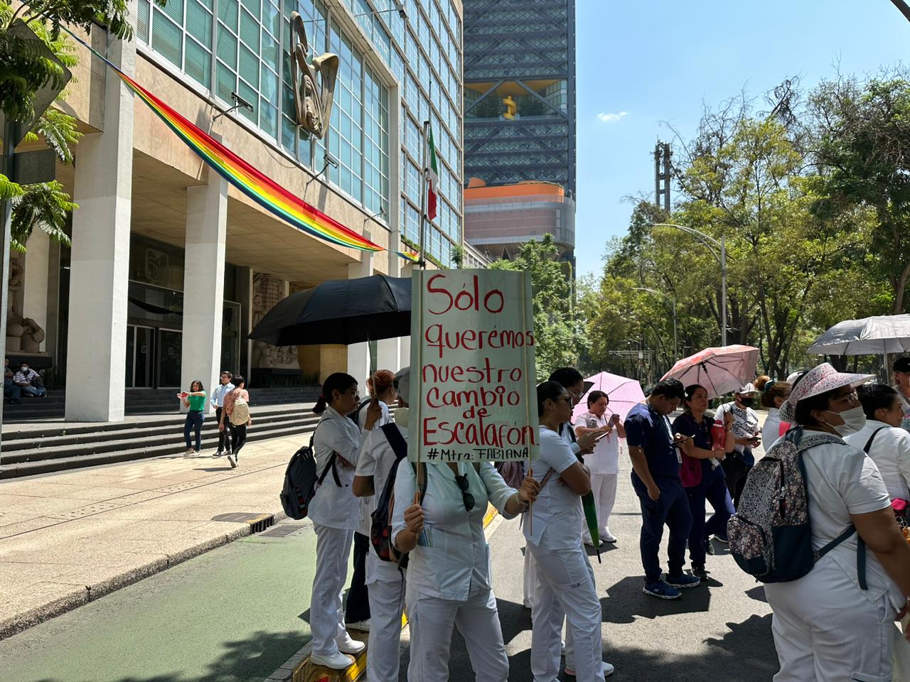 Enfermeras Bloquean Lateral De Reforma; Protestan Por Falta De Escalafón