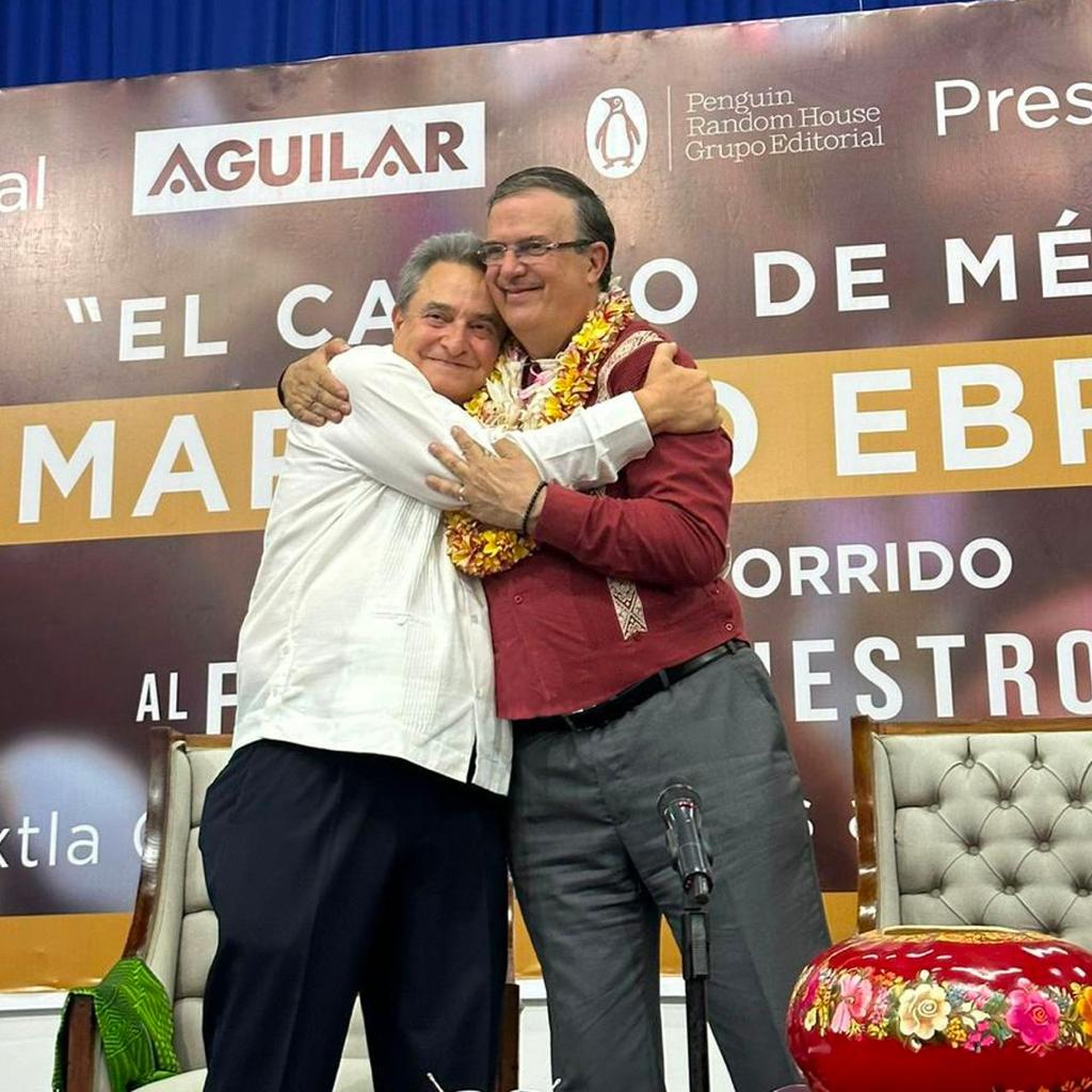 Abrazo de Pío López Obrador con Marcelo Ebrard.