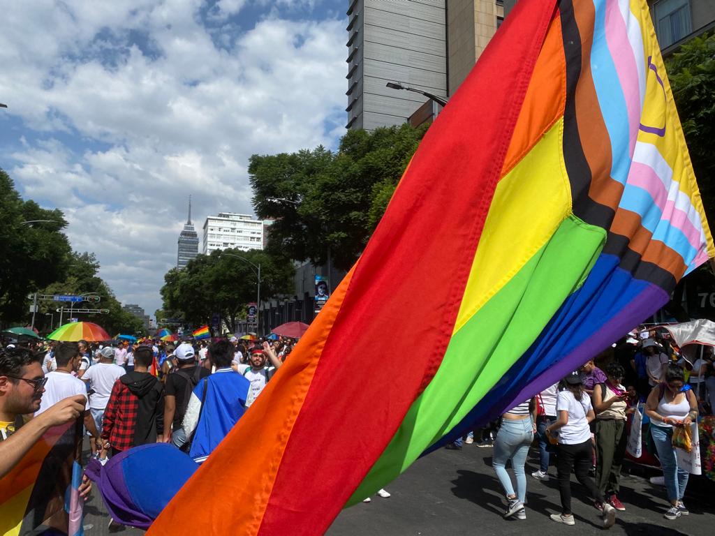 Ondean con orgullo su bandera. Foto: Carlos Cordero