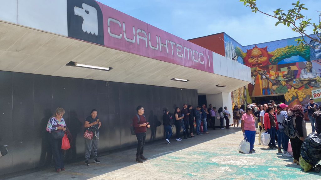 Molestias y retrasos de los usuarios generó la falla en el Metro. Foto: Carlos Cordero