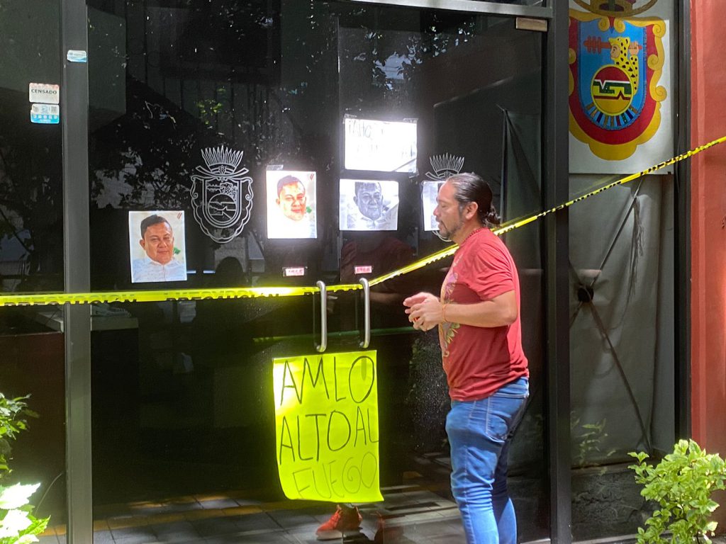 AMLO, alto al fuego, cita un mensaje en una cartulina. Foto: Carlos Cordero/Quadratín México