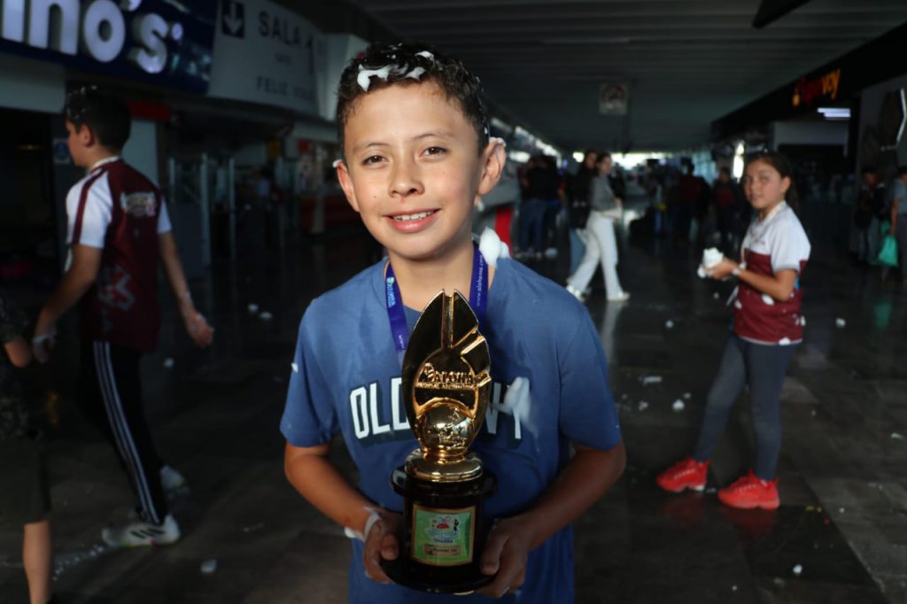 Niño genio quiere ser jugador de fútbol profesional.