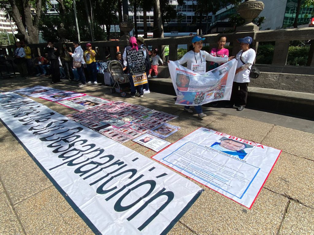Desaparecidos exhiben lonas con las imágenes de sus familiares no localizados. Foto: Carlos Cordero