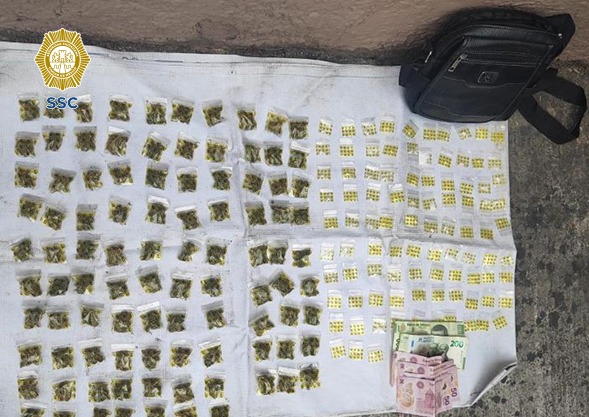 Casi 200 dosis de droga asegurada a los dos detenidos. Foto: SSC
