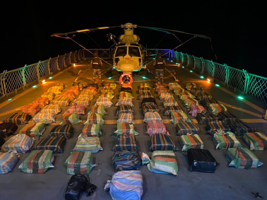 La droga fue asegurada en tres embarcaciones en el Pacífico. Foto: Marina