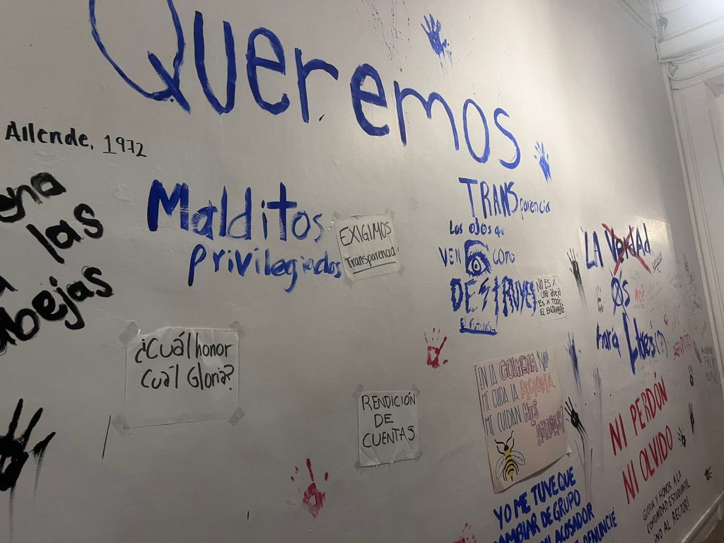 Protestan con pintas en la Rectoría General de la Universidad de Guanajuato: Foto: Movimiento Colmena