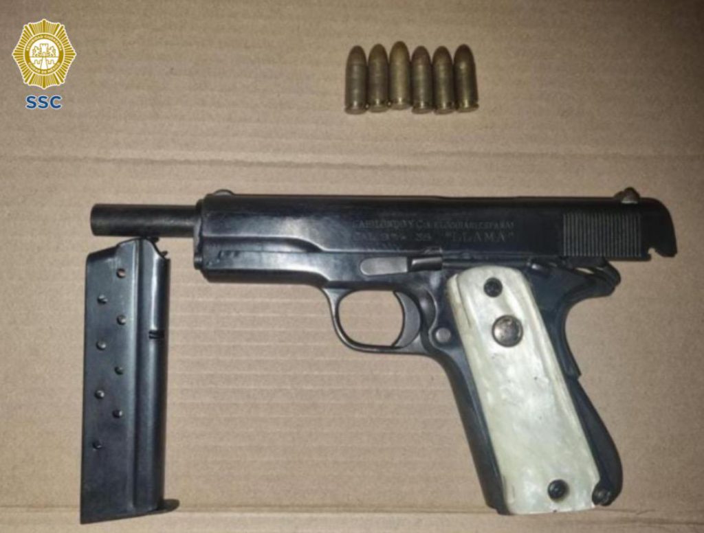 Arma de fuego asegurada a presunto líder de grupo delictivo. Foto: SSC