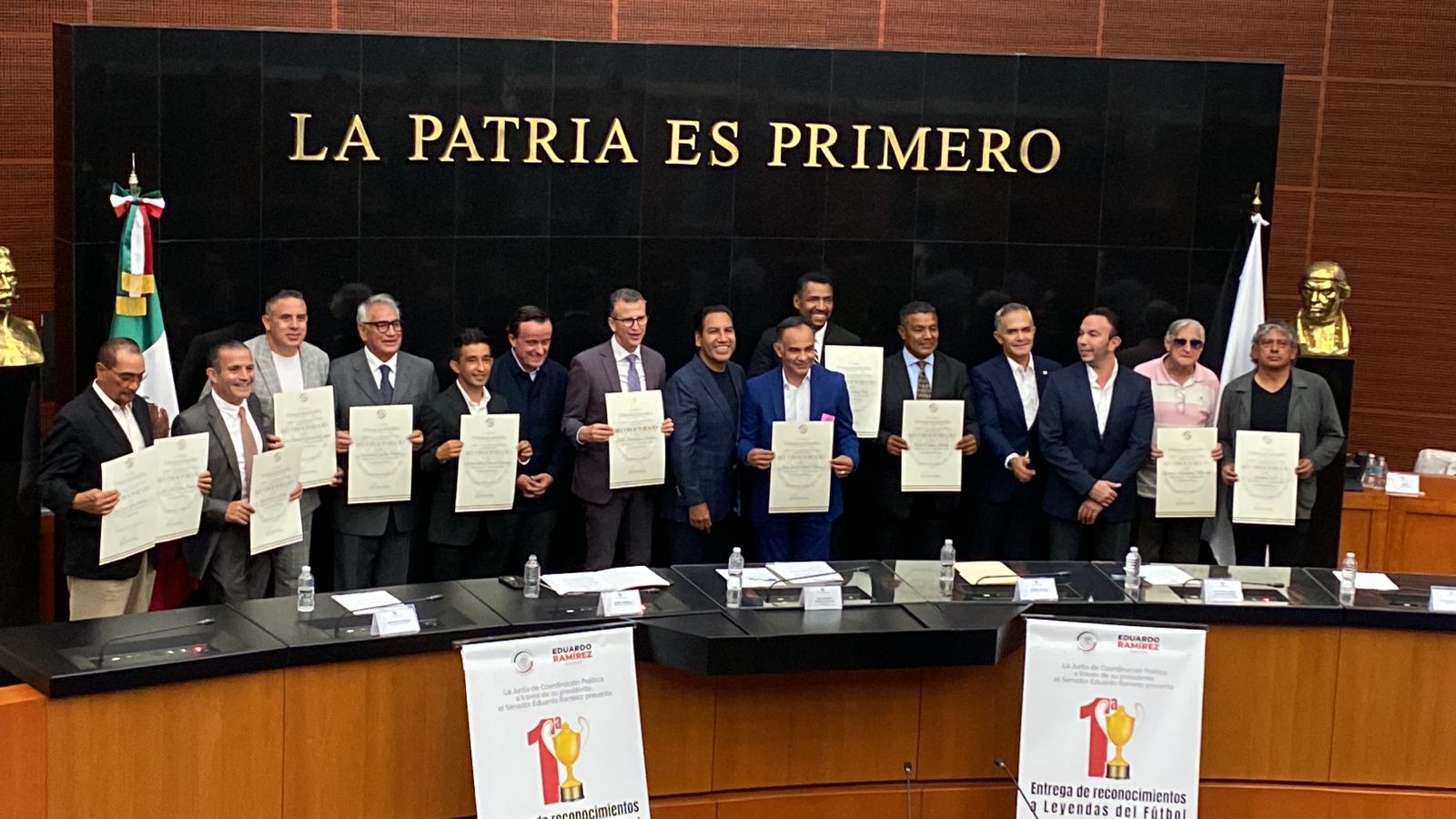 Hacen cancha en el Senado para homenajear a leyendas del futbol ...