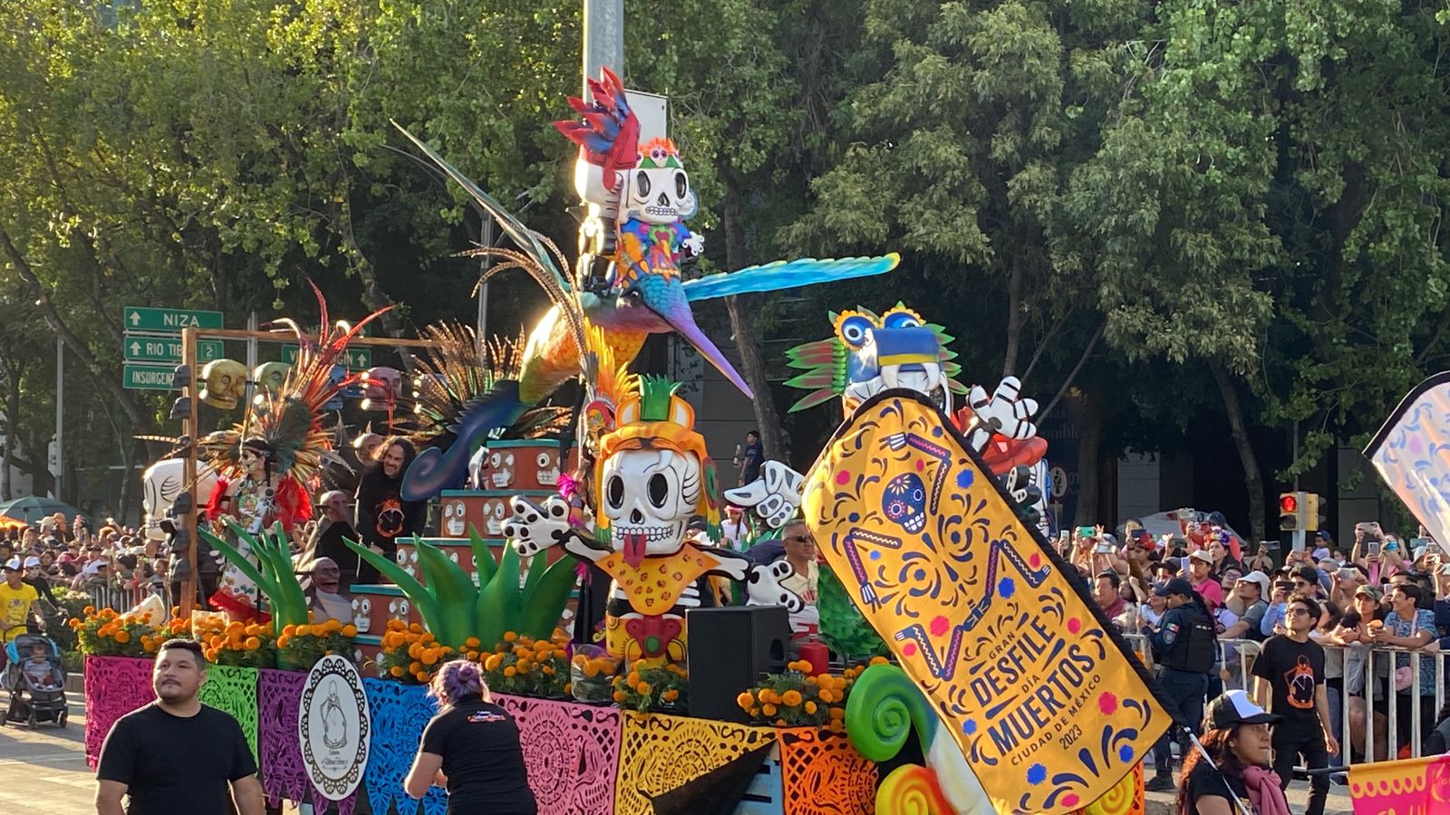 Carros alegóricos que trasmiten la cultura mexicana. Foto: Carlos Cordero/Quadratín México