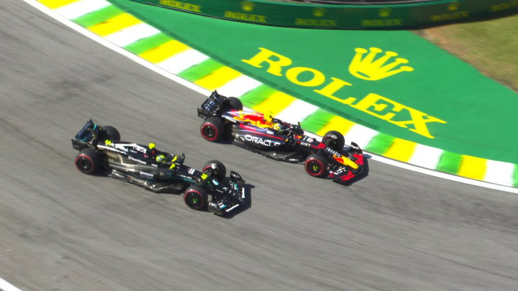 El rebase de Checo Pérez a Lewis Hamilton. Foto: Fórmula 1