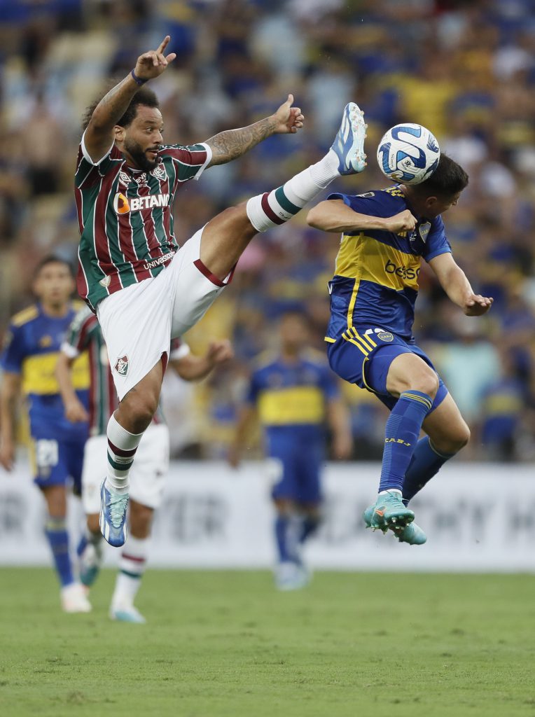 Marcelo disputa el balón en la final de la Copa Libertadores: Foto: X Boca Juniors