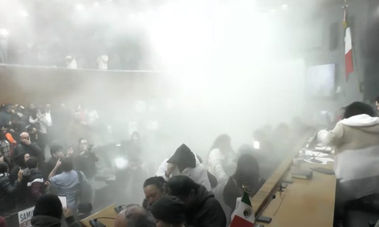 Portazo y humo impiden designación de gobernador interino de Nuevo León
