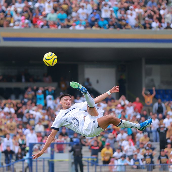 Martínez intenta chilena con su nuevo equipo. Foto: LIGA BBVA MX