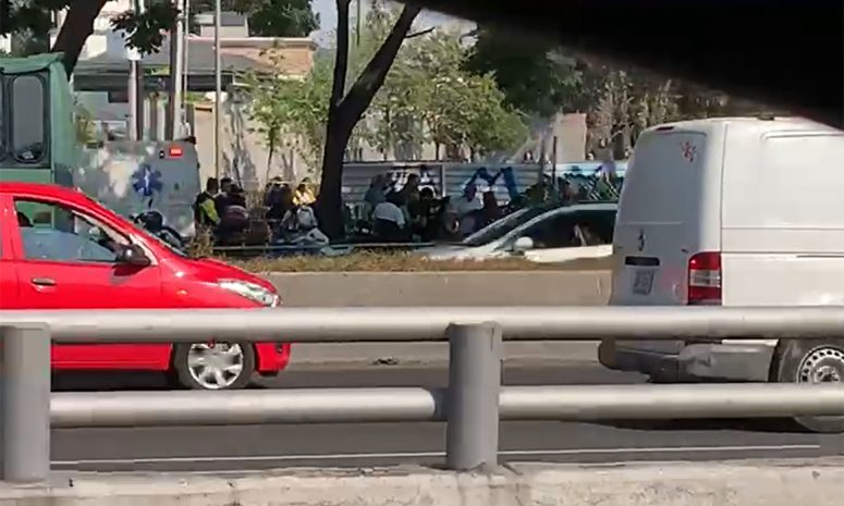 Vehículo cae en obra tras presunto ataque a conductor en Periférico