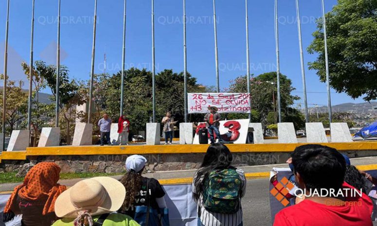 A 113 meses de Ayotzinapa, exigen que AMLO presione al Ejército