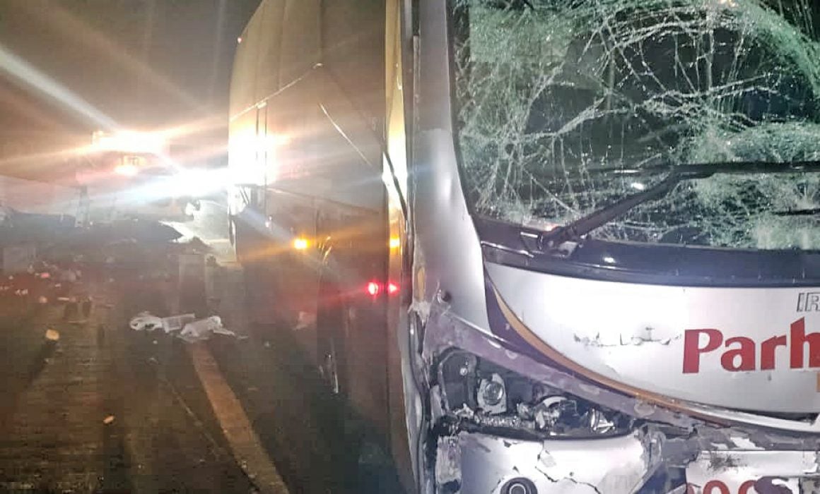 Chocan autobús y camioneta en la autopista Siglo 21 - Quadratín México