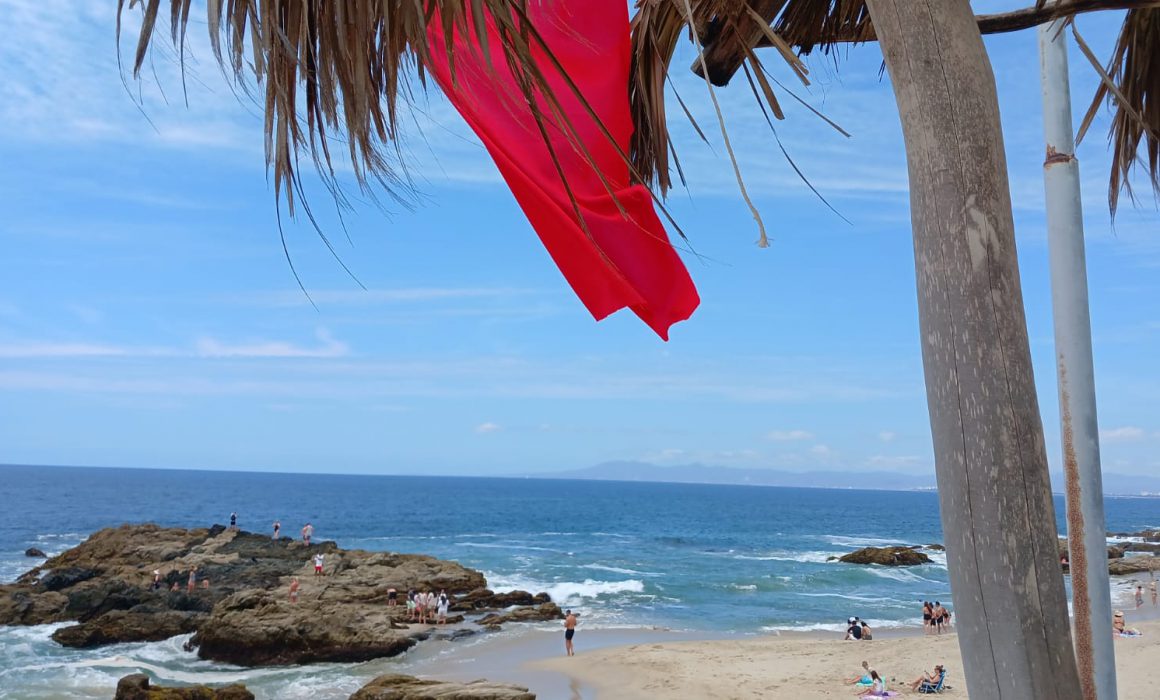 Instalan bandera roja en 3 playas de Puerto Vallarta