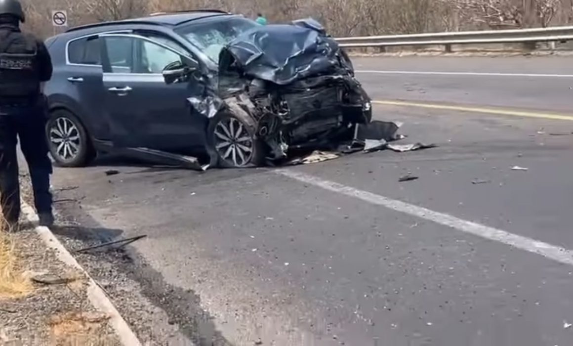 Deja 2 muertos y 3 heridos choque frontal en la autopista Siglo 21