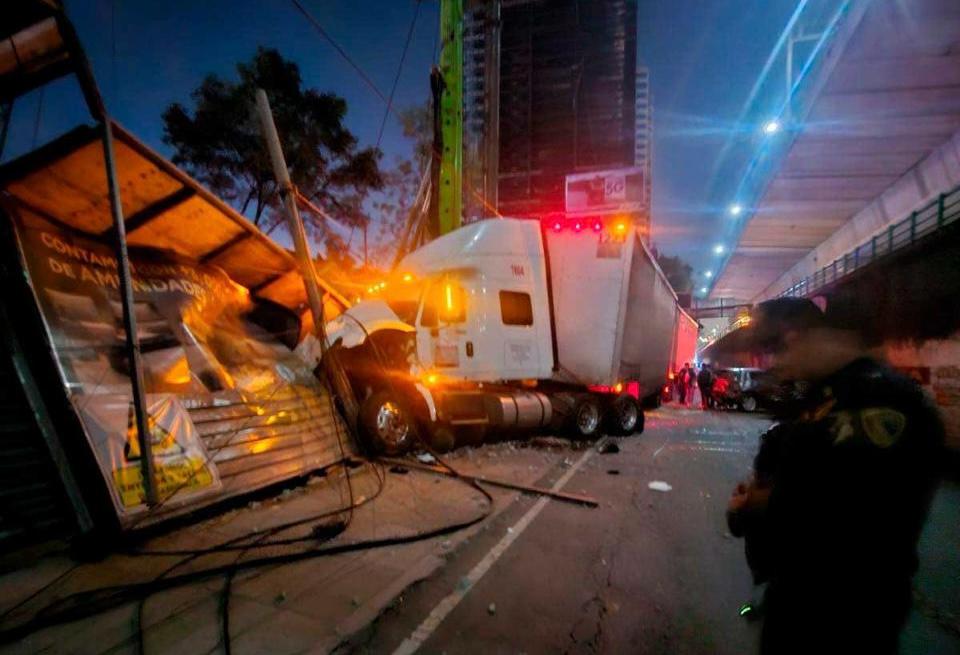 Choque De Tráiler Con Auto Y Obra Deja 2 Heridos Y Detenido 3374