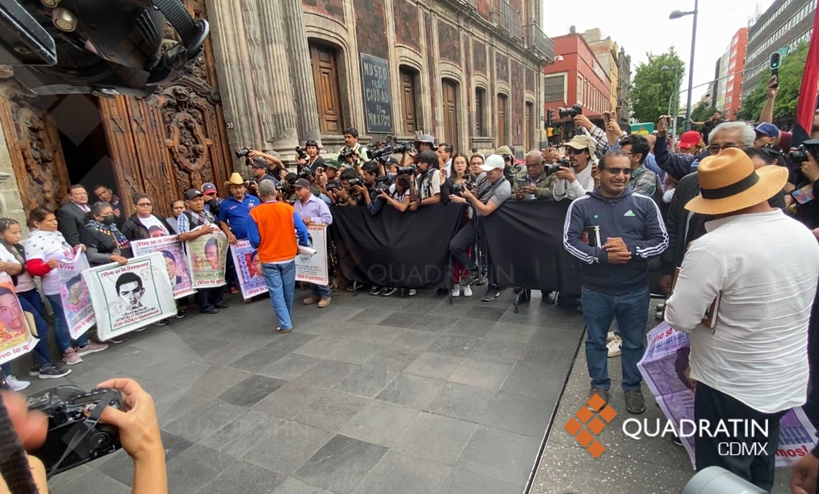 Se reúnen Claudia Sheinbaum y padres de los 43