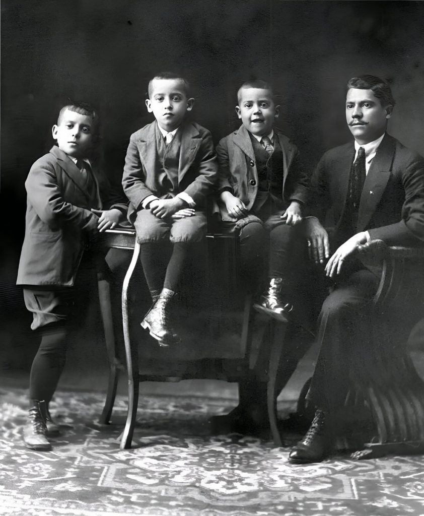 Don Marcos Guillén, el fundador de El Taquito y sus tres pequeños: David, Enrique y Rafael.